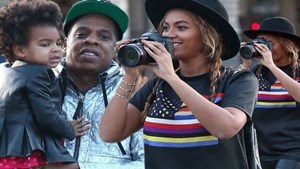 Beyonce-her-husband-Jay-Z-and-their-daughter-Blue-Ivy-visited-the-famous-french-museum-the-Louvre-in-Paris